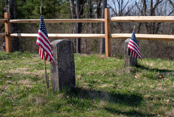Lápidas lápidas marcadores de dos veteranos de la Guerra Revolucionaria con banderas - Foto, Imagen