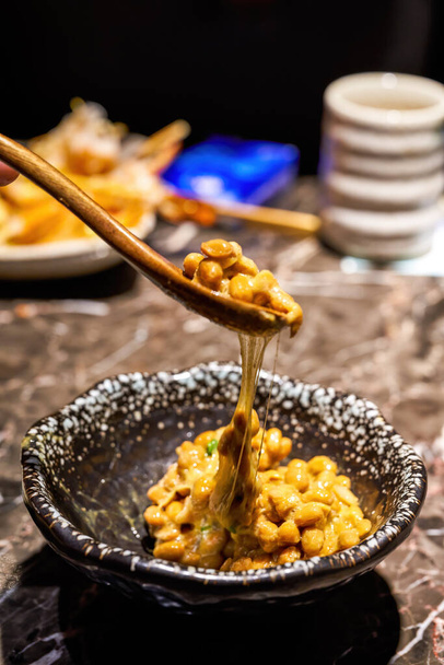 Ένα νόστιμο ιαπωνικό πιάτο, natto - Φωτογραφία, εικόνα