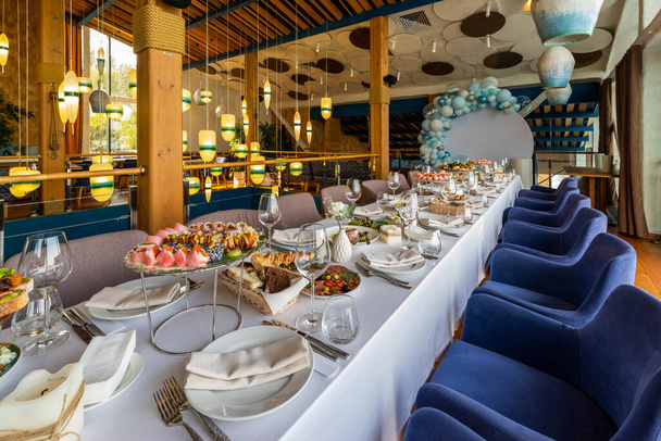 juhla-aterian kattaminen, kylmät välipalat ja rullat pöydällä ravintolassa lomaa varten - Valokuva, kuva