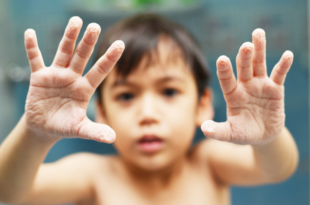 Маленький хлопчик, що показує суху руку після душу
 - Фото, зображення