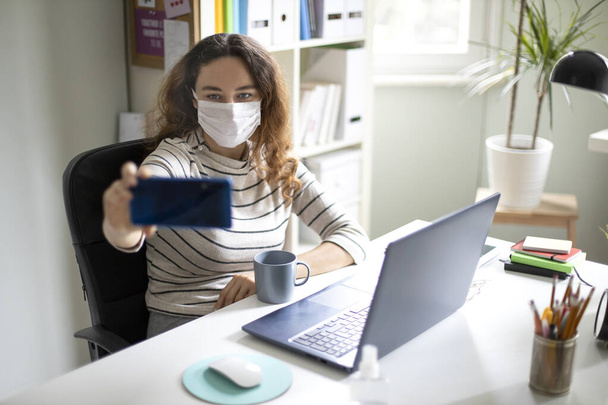 Young woman working from home after coronavirus pandemic - Foto, Imagen
