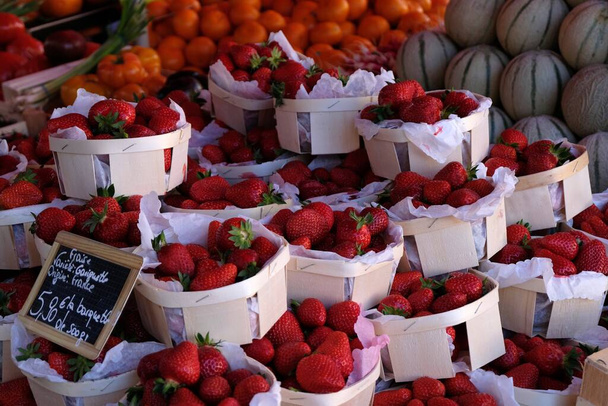 Bandeja do mercado francês com bandejas de morangos e melões orgânicos  - Foto, Imagem