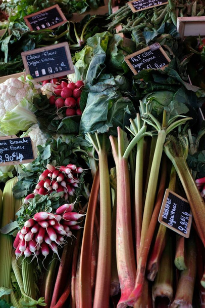 有機野菜をふんだんに使ったフランス市場の屋台。 - 写真・画像