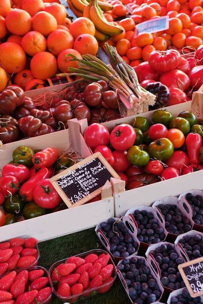 Banca de mercado francesa com uma variedade de frutas e legumes orgânicos - Foto, Imagem