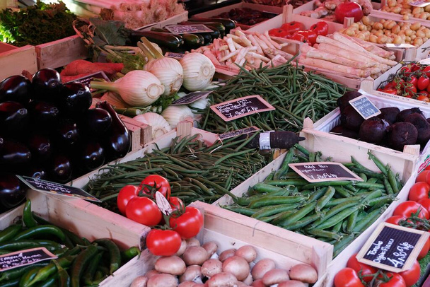 Francouzský trh stánek s rozmanitou ekologickou zeleninou  - Fotografie, Obrázek
