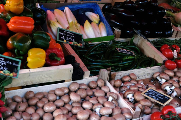 Γαλλική αγορά stall με βιολογικά λαχανικά και μανιτάρια - Φωτογραφία, εικόνα