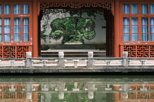Frühlingsszenerie des Moshan Bonsai Garden in East Lake, Wuhan, Hubei - Foto, Bild