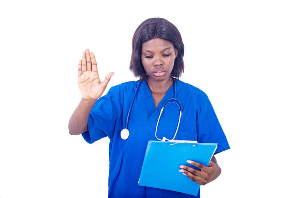 портрет очаровательной молодой медсестры, делающей негативный жест рукой - Фото, изображение