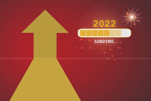 Νέο έτος 2022 φόρτωση και κίτρινο βέλος προς τα πάνω σε κόκκινο φόντο. Ανάπτυξη των επιχειρήσεων με έννοια επιτυχίας και βιώσιμη μελλοντική ιδέα - Φωτογραφία, εικόνα