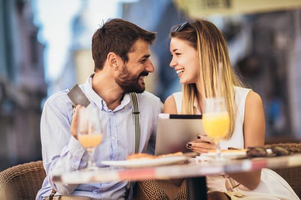 Пара покупок онлайн в кафе, використовуючи цифровий планшет і кредитну картку
. - Фото, зображення