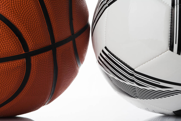 Два спортивних м'ячі футбол і баскетбол крупним планом. Командні види спорту
. - Фото, зображення