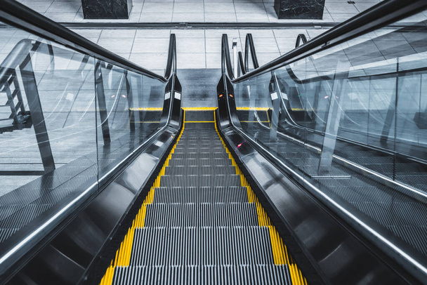 Empty escalator with yellow stripes - Fotografie, Obrázek
