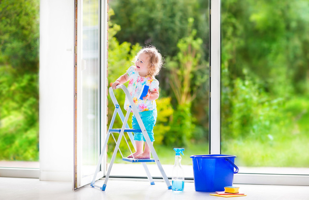 a kislány egy ablak mosó - Fotoğraf, Görsel