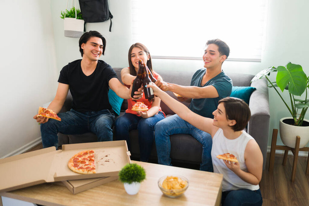 Kohotetaan malja! College parhaat ystävät hurraavat ja juhlivat ystävyyttään pieni puolue, pizza ja olut  - Valokuva, kuva