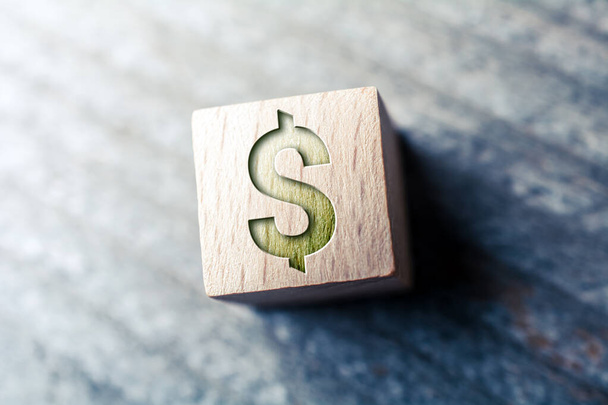 Dollar Valuta Aanmelden Geschreven op houten blokken op een bord - Foto, afbeelding