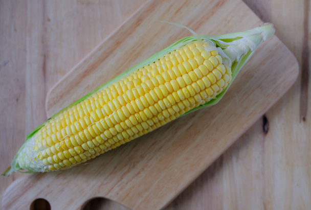 Желтая кукуруза, свежая с полей, помещенная на кухне. - Фото, изображение