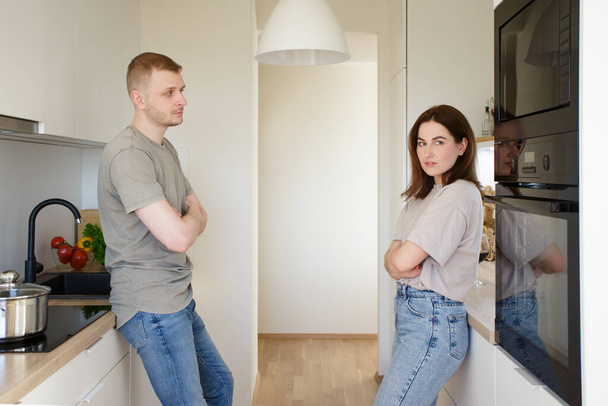 familia, relación y concepto de pelea - pareja triste de pie en la cocina después de la pelea - Foto, imagen