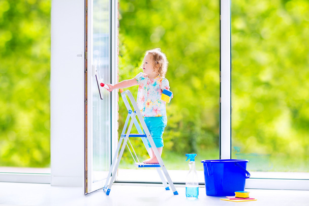 Petite fille laver une fenêtre
 - Photo, image