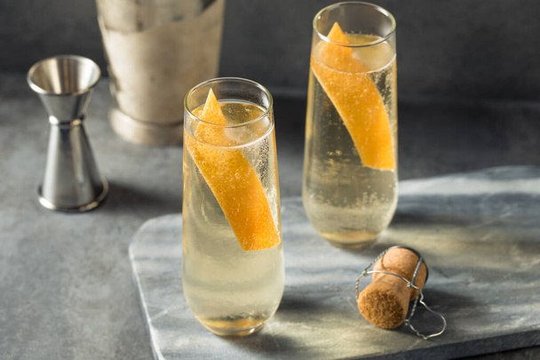 Boozy Elder Fashion Royale Grapefruit Champagne Cocktail with Gin - Foto, afbeelding