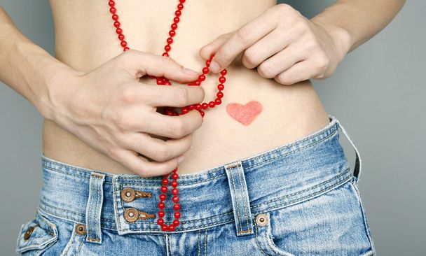 Woman with heart shape on her belly - Фото, зображення