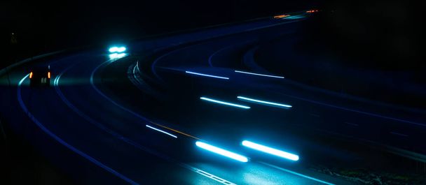 Světla pohybujících se aut v noci. dlouhá expozice - Fotografie, Obrázek