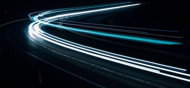 luces de coches en movimiento por la noche. larga exposición - Foto, Imagen