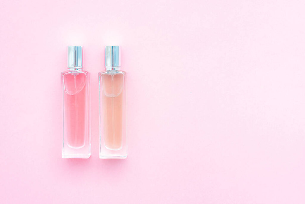 Frascos de perfume sobre fondo rosa. Aromaterapia. El aroma del perfume. La elección de la fragancia. Fondo rosa. Copiar espacio - Foto, imagen