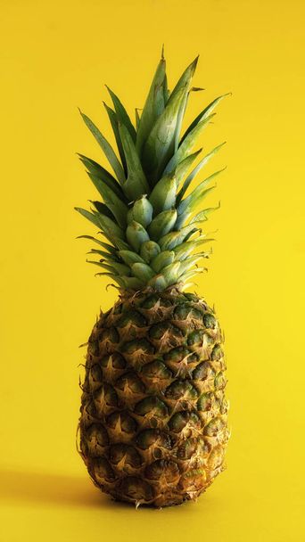 Vorderseite der Ananas auf gelbem Hintergrund hausgemachter Saft - Foto, Bild