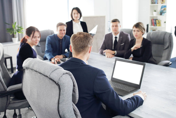 Группа молодых бизнесменов, встречающихся в офисе, веселятся вместе, обсуждая идею - Фото, изображение