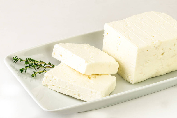 伝統的なフェタチーズは木樽で熟成され、三角形の部分で切断されている。クリッピングパス. - 写真・画像