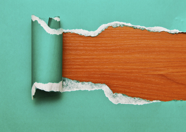 grüne zerrissene Papier auf Holz Hintergrund - Foto, Bild