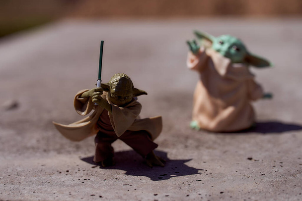 Mai 2021: Vorführung von Meister Yoda und Baby Yoda, einer Actionfigur. Krieg der Sterne - Foto, Bild