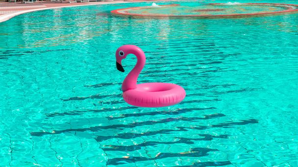 Piscine rose. Flamant rose gonflable dans l'eau de piscine pour fond de plage d'été. Fête flottant piscine - Photo, image