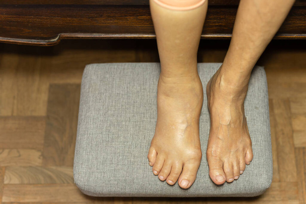 Mujer mayor pies hinchados y cuidado de la salud de las piernas. - Foto, Imagen