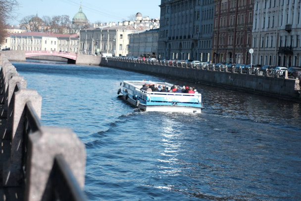 Pietari, Moika-joki, aurinkoinen päivä huhtikuussa - Valokuva, kuva