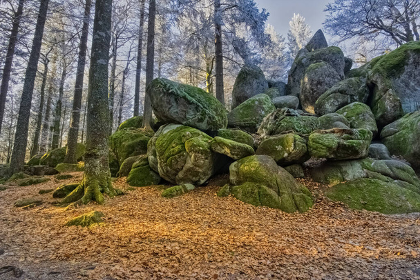 O Guenterfelsen, uma formação rochosa gigante com folhagem de outono, no Simonswald, na Via Brend, na Floresta Negra, Sudoeste da Alemanha - Foto, Imagem