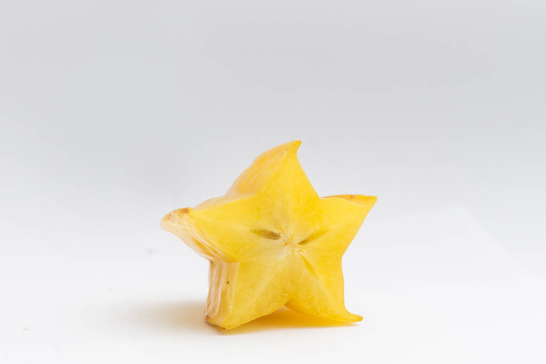 csillag gyümölcs karambola vagy csillag alma csillaggyümölcs fehér alapon egészséges csillag gyümölcs élelmiszer izolált - Fotó, kép