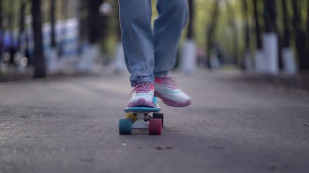 Zblízka nohy jízda na skateboardu v pohybu asfaltu v parku - Záběry, video