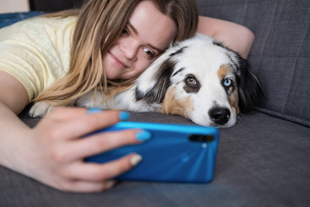 atrakcyjne kobieta obejmować australijski owczarek pies zrobić selfie z telefonu - Zdjęcie, obraz