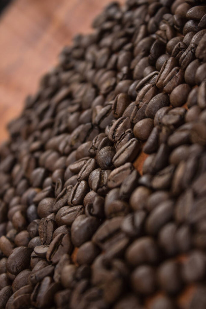 Coffee beans on the table. Coffee beans texture. - Foto, afbeelding