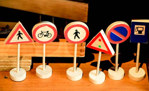 Drewniane miniaturowe znaki drogowe na półce w Hiszpanii - Zdjęcie, obraz