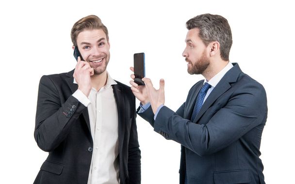 άνδρες εταίροι gesturing σε επιχειρηματικές διαπραγματεύσεις. ζωντανή επαγγελματική επικοινωνία. συνάδελφος έχει συνομιλία. επιχειρηματίες μιλούν στο τηλέφωνο. Συζητήστε online συμφωνία. υπάλληλος δείχνουν smartphone στο αφεντικό. - Φωτογραφία, εικόνα