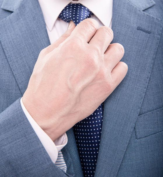cravate cravate de la main de l'homme en costume gros plan, mode formelle. - Photo, image