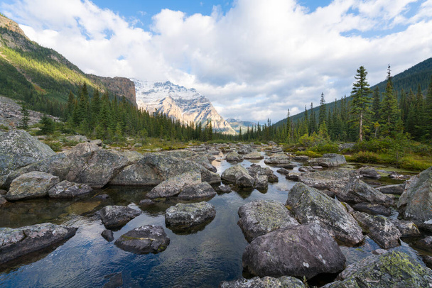 Giornata parzialmente soleggiata con cielo spettacolare sui laghi di Consolazione nel Banff National Park, Canada. Paesaggio spettacolare di Montagne Rocciose canadesi in estate. Laghi e boschi canadesi tra alte cime. - Foto, immagini