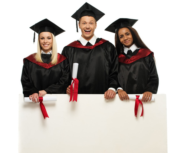 Grupo multiétnico de jóvenes estudiantes graduados con cartelera en blanco
 - Foto, Imagen