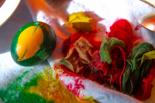 Uova di Pasqua tradizionali tinte con foglie. Vacanza di Pasqua leggera. Le tradizioni religiose. - Foto, immagini