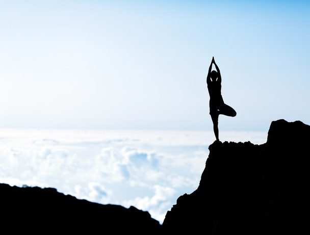 Yoga gün batımı siluet yapıyor kadın - Fotoğraf, Görsel