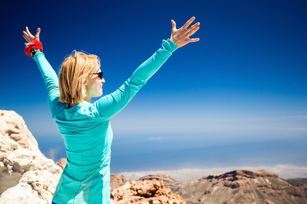 Retkeily menestys, nainen polulla vuorilla
 - Valokuva, kuva