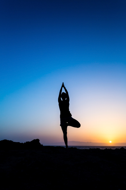 Frau macht Yoga Sonnenuntergang Silhouette - Foto, Bild