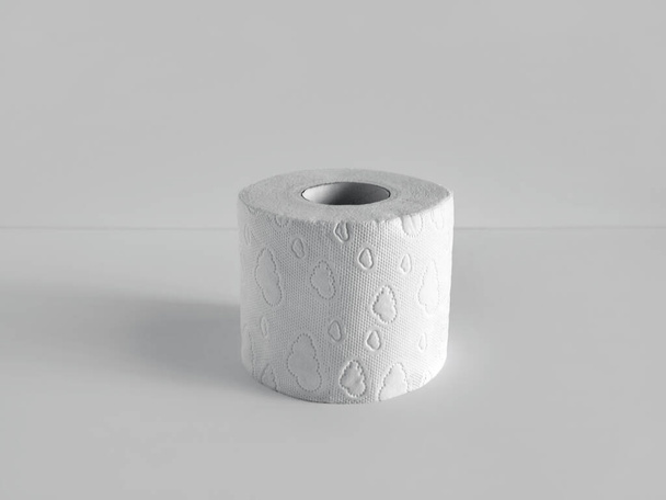 Egy tekercs puha WC-papír egy könnyű háttér. - Fotó, kép